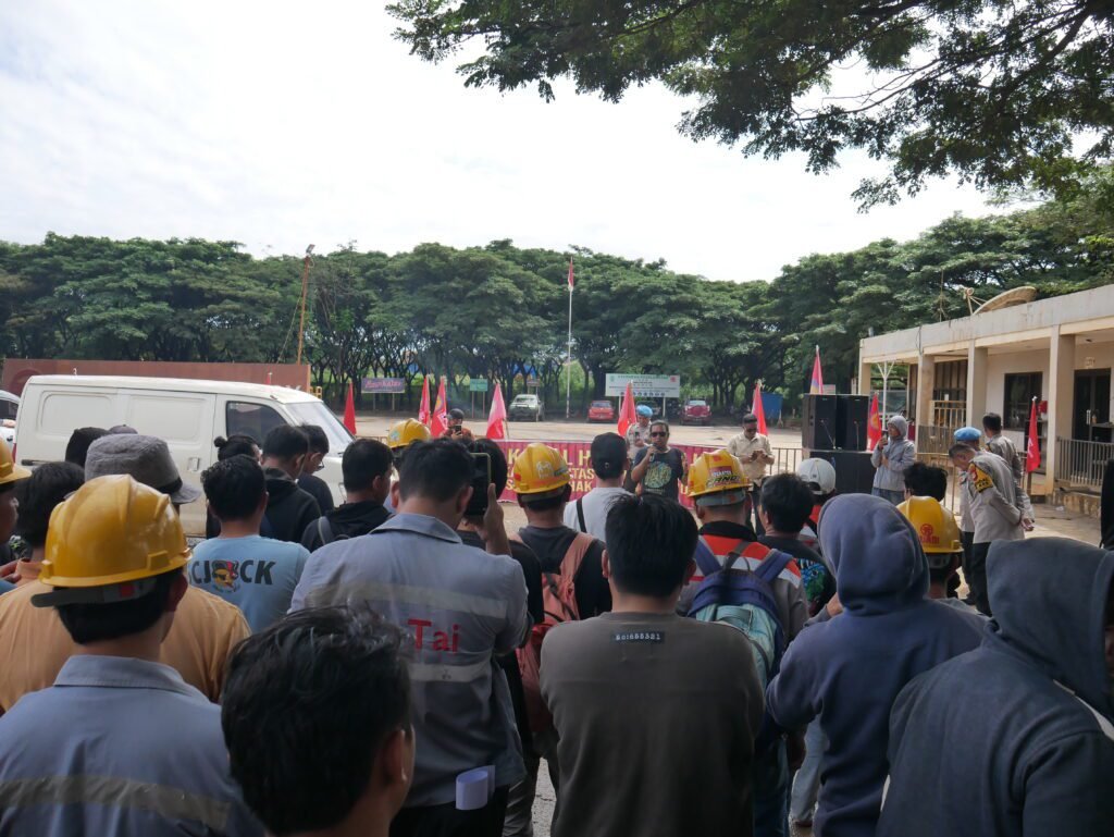 Demonstrasi SBIPE merespons perampasan hak buruh oleh PT Huadi/Foto: SBIPE Bantaeng