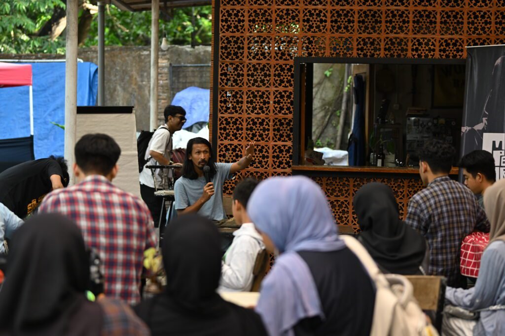 hari pertama Makassar Perform dibuka dengan lokakarya bertajuk Berkebun Sejarah oleh Eko Rusdianto—jurnalis, arkeolog dan penulis yang dikenal lewat Tragedi di Halaman Belakang (Buku Mojok, 2020) dan Meneropong Manusia Sulawesi (Akasia, 2021)/Dok: Makassar Perform