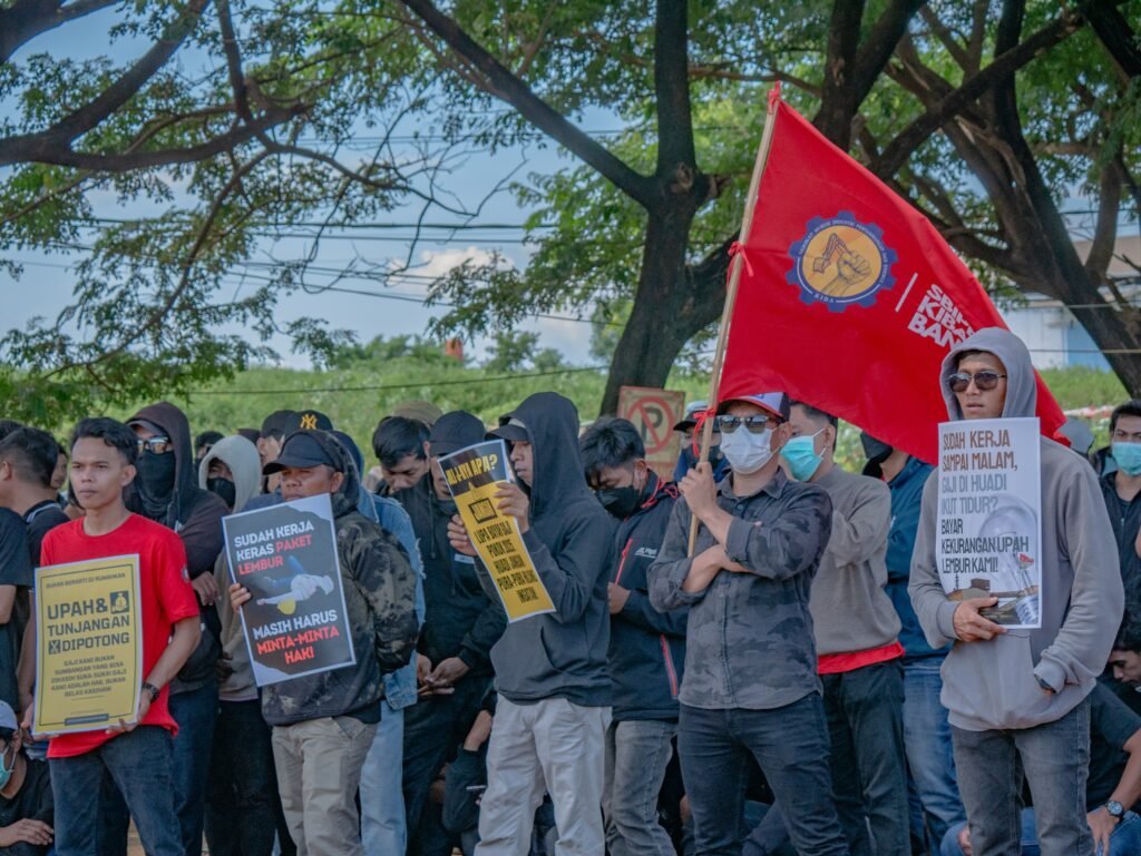 SBIPE Bantaeng dalam demonstrasi menuntut hak kepada perusahaan karena PHK sepihak/Foto: SBIPE Bantaeng
