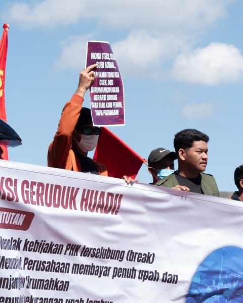 SBIPE Bantaeng dalam demonstrasi menuntut hak kepada perusahaan karena PHK sepihak/Foto: SBIPE Bantaeng