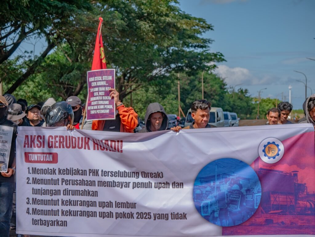 SBIPE Bantaeng dalam demonstrasi menuntut hak kepada perusahaan karena PHK sepihak/Foto: SBIPE Bantaeng