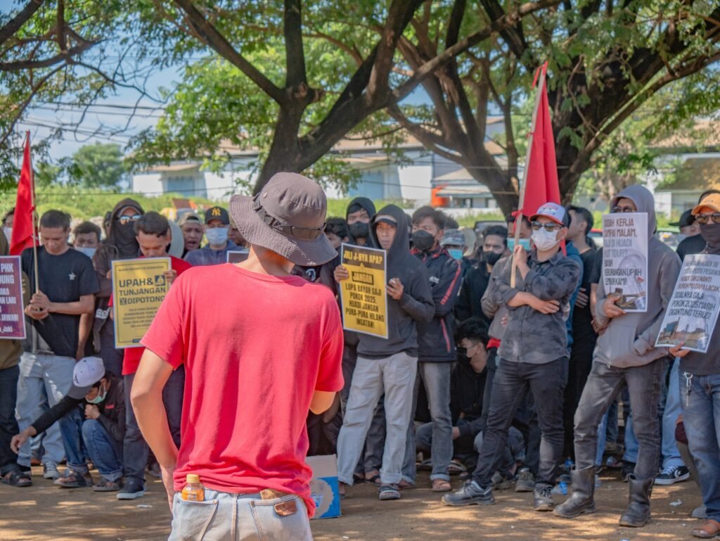 SBIPE Bantaeng dalam demonstrasi menuntut hak kepada perusahaan karena PHK sepihak/Foto: SBIPE Bantaeng