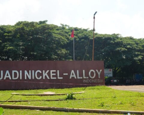 Pintu gerbang PT Huadi Nickel Alloy/Foto: Arya Nurprianugraha