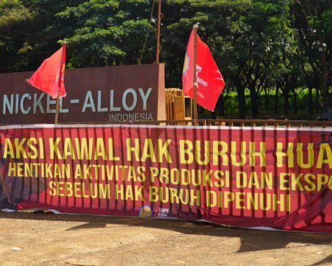 Spanduk protes buruh yang terpampang di pagar PT Huadi Nickel Alloy/Foto: Arya Nurprianugraha