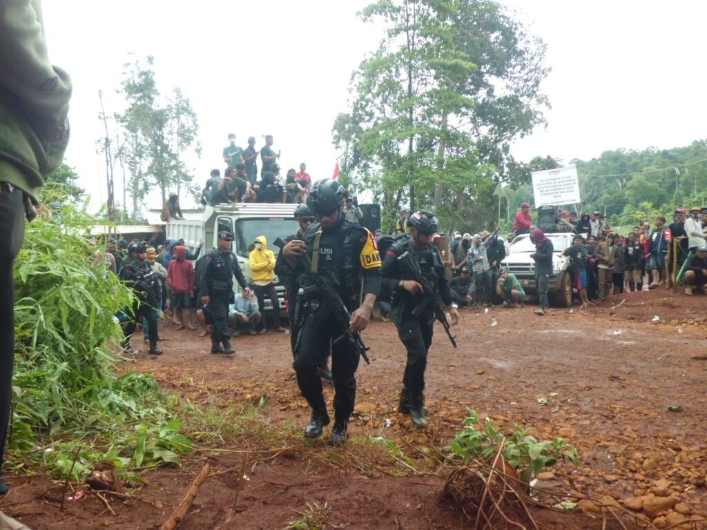 Polisi di lokasi eksplorasi di Blok Tanamalia, Kecamatan Towuti, Kabupaten Luwu Timur/Foto: WALHI Sulsel