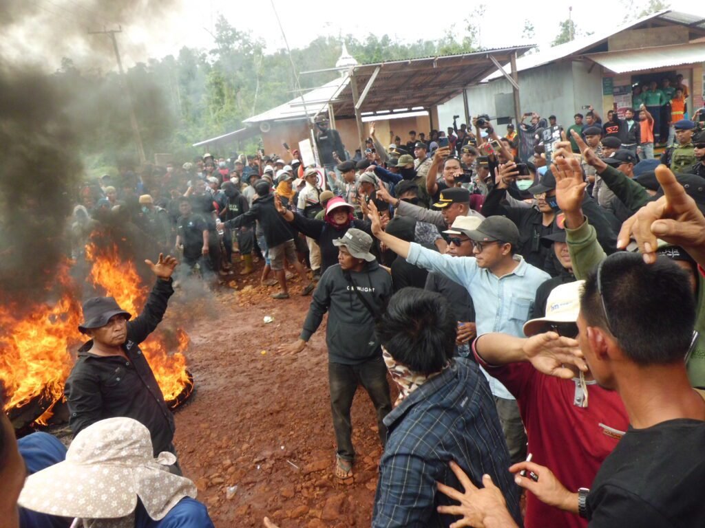 Demonstrasi warga di lokasi eksplorasi di Blok Tanamalia, Kecamatan Towuti, Kabupaten Luwu Timur/Foto: WALHI Sulsel