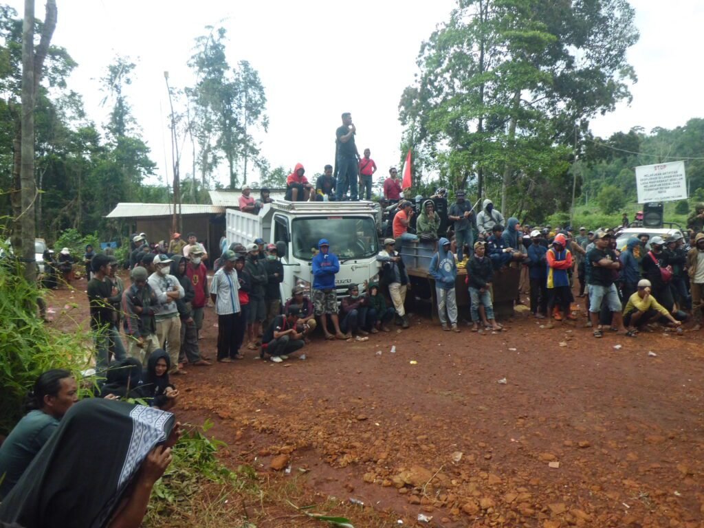 Demonstrasi warga di lokasi eksplorasi di Blok Tanamalia, Kecamatan Towuti, Kabupaten Luwu Timur/Foto: WALHI Sulsel
