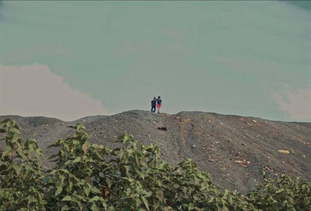 Dua anak bermain di area slag. Pagar area itu rusak di sejumlah sisi sehingga mudah diakses warga sekitar/Qalbi Qadrianto untuk Bollo.id.