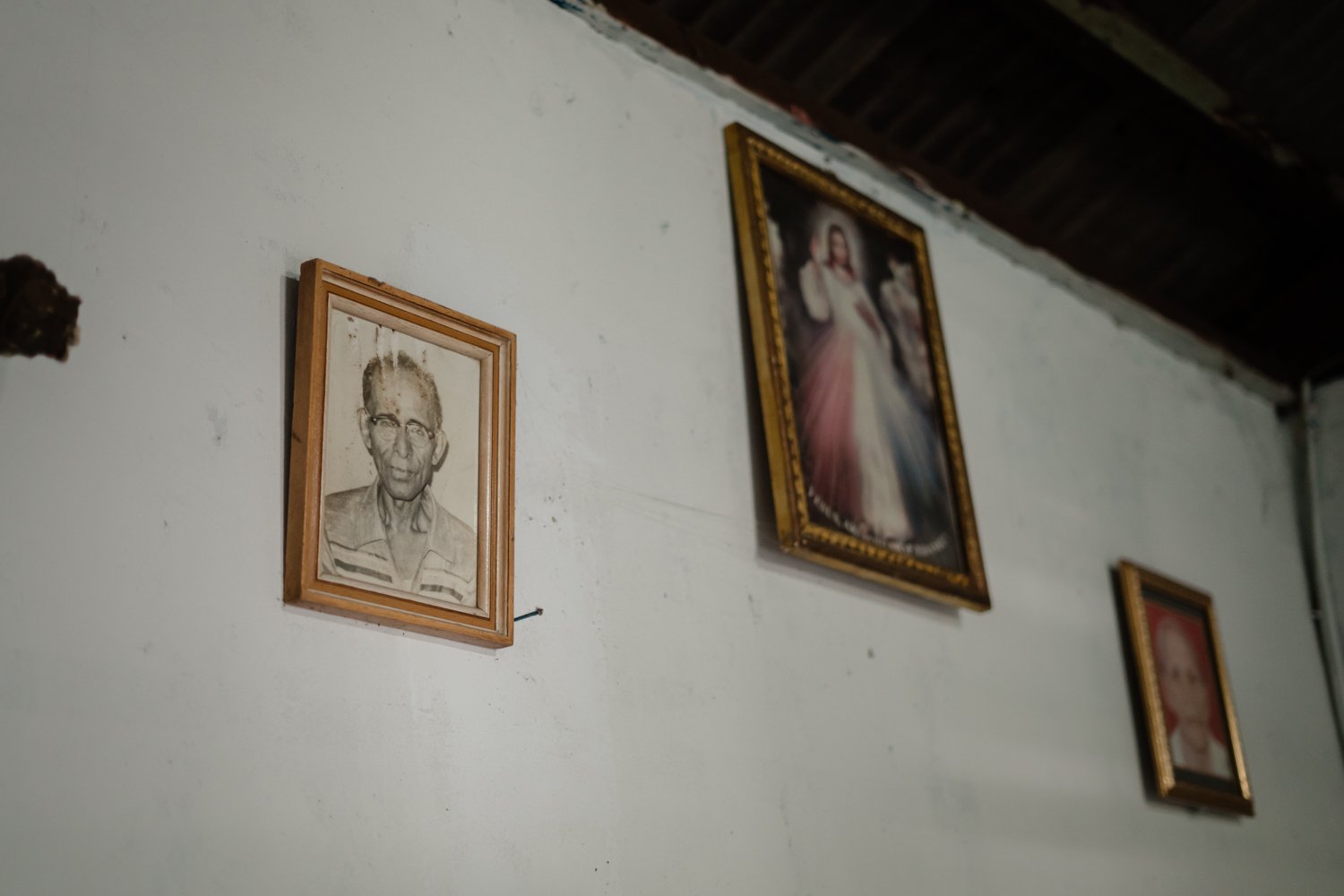 Foto dari bapak kandung Anastasia Noeng (62). Tahun 1950an, bapaknya yang berasal dari Flores merantau ke Makassar dan membeli tanah di Bara-baraya yang kini ditempati oleh Anastasia/Aziziah Diah Aprilya untuk Bollo.id