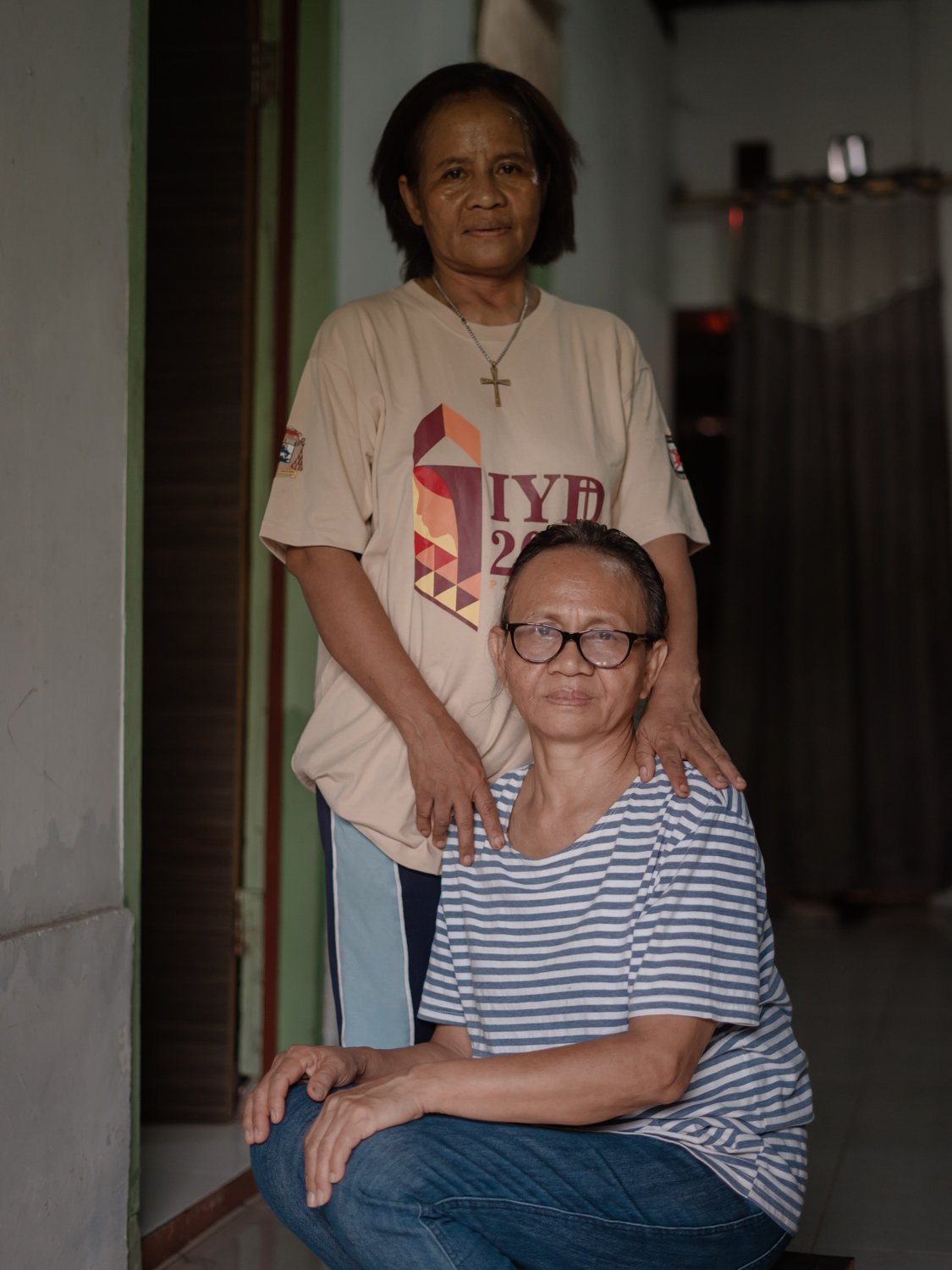 Anastasia Noeng (62) bersama adiknya, Yohana Noeng (53) di ruang tamu. Yohana yang tinggal di Labuan Bajo beberapa kali datang ke Makassar untuk menemani Anastasia./Aziziah Diah Aprilya untuk Bollo.id