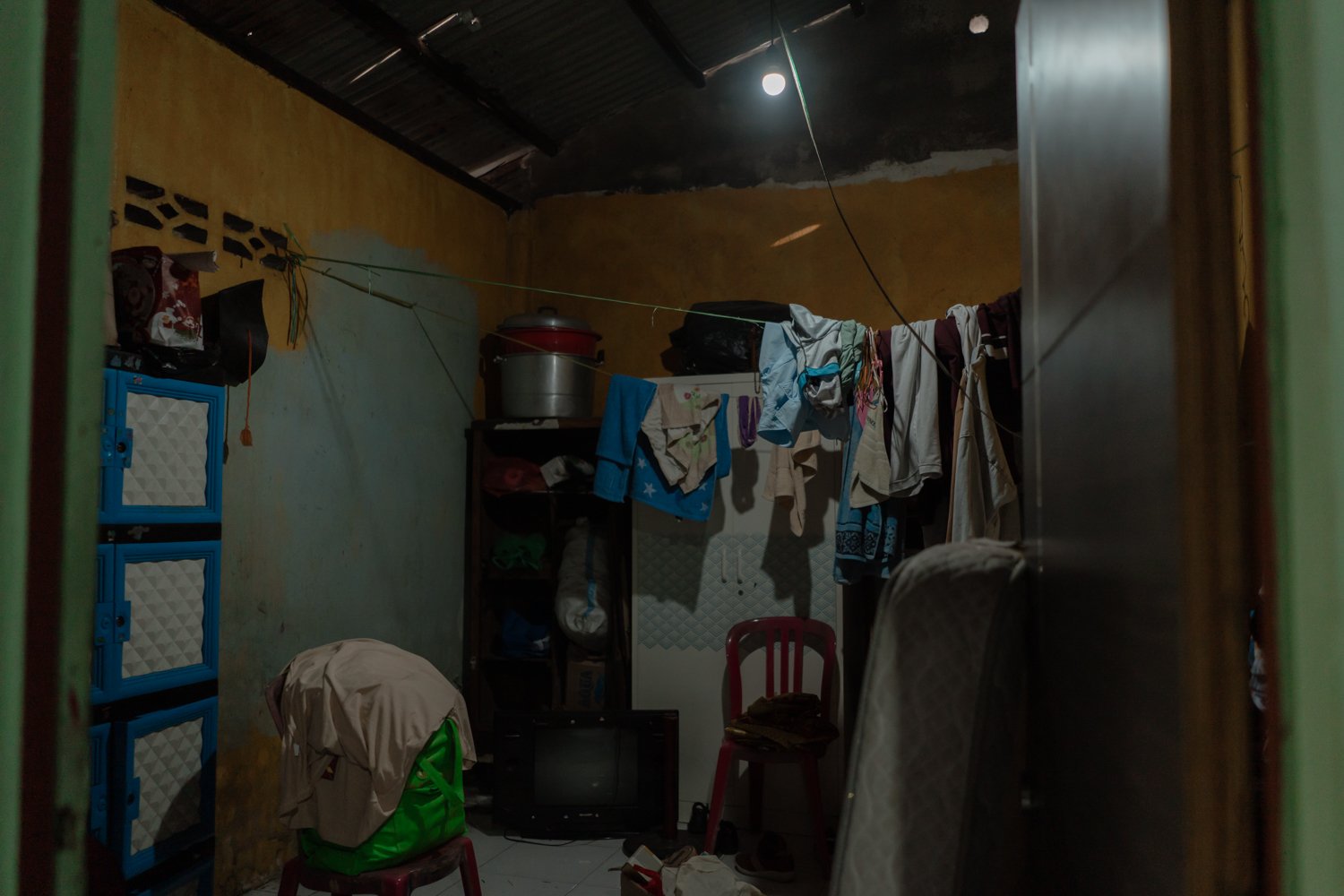 Ruangan yang dulu ialah ruang berdoa bersama kini menjadi gudang. Tembok dan atapnya telah rusak karena air hujan yang bocor/Aziziah Diah Aprilya untuk Bollo.id