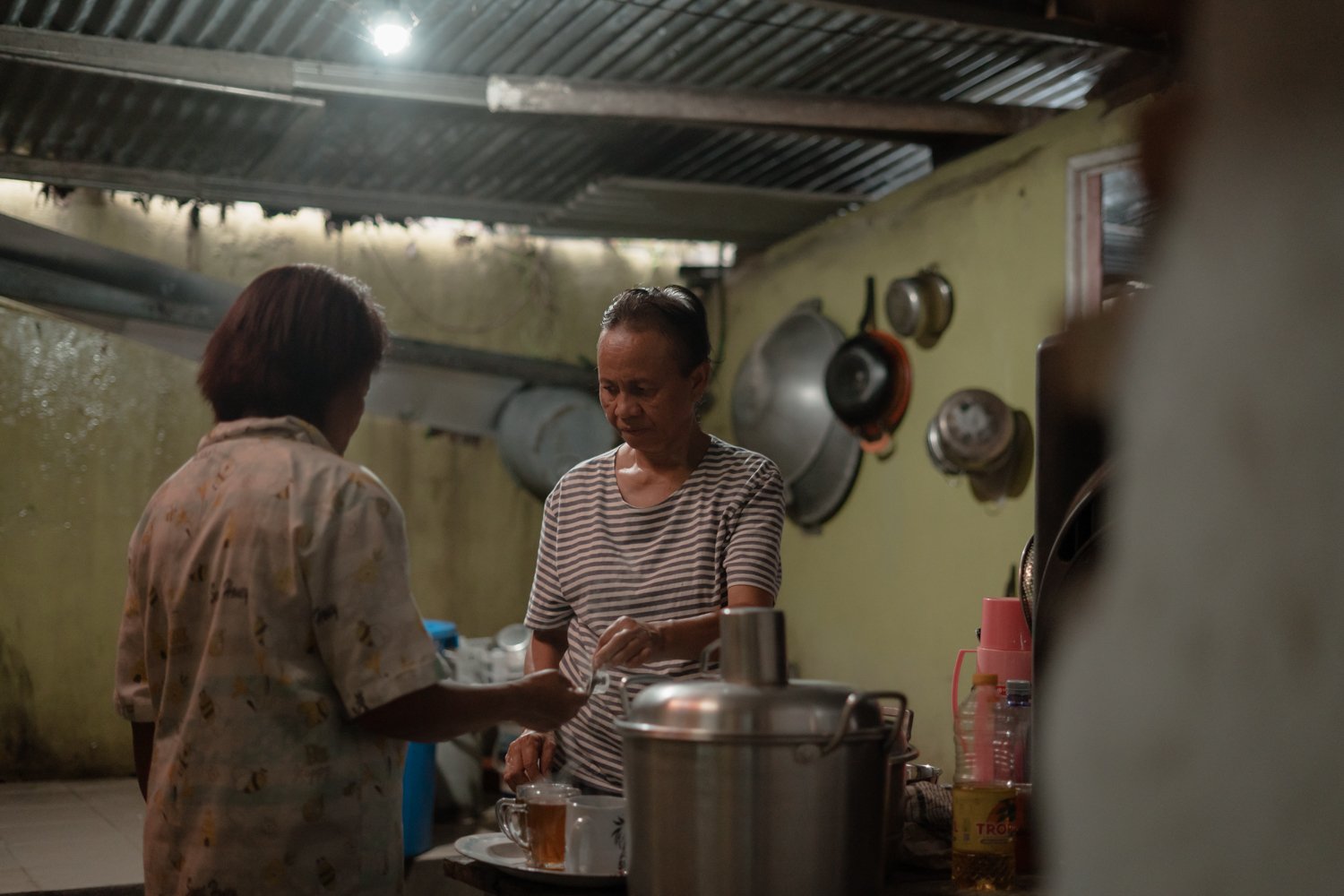 Anastasia dan Yohana tengah membuat teh hangat di dapur/Aziziah Diah Aprilya untuk Bollo.id