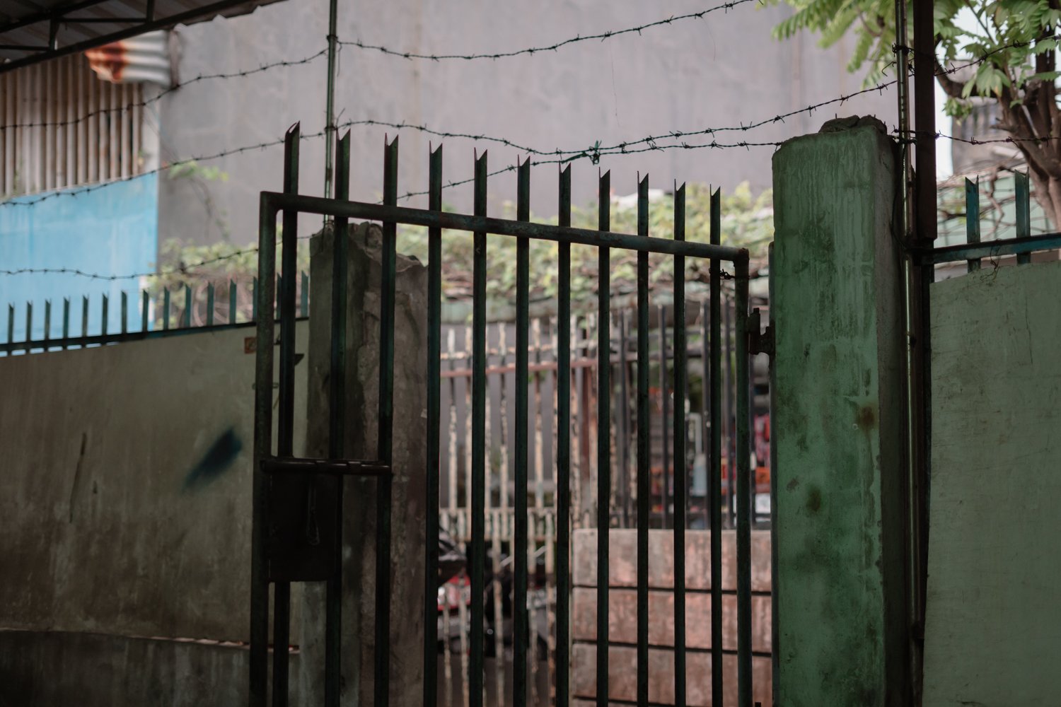 Pagar rumah Nur dan Asri di wilayah Bara-baraya./Aziziah Diah Aprilya untuk Bollo.id