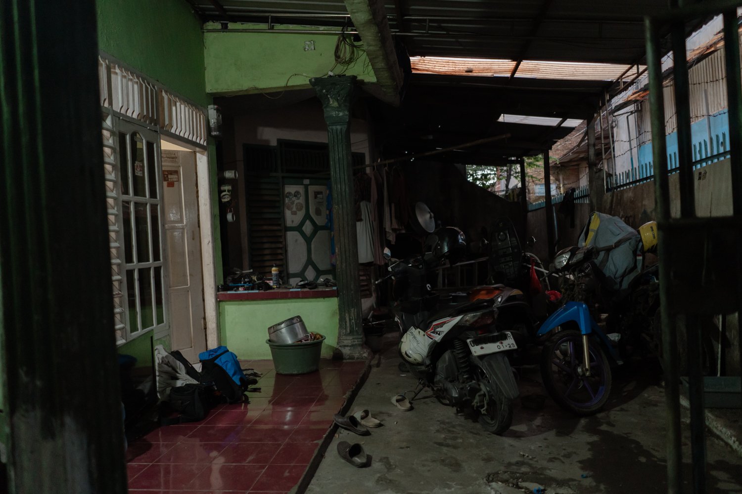 Bagian depan rumah Asri dan Nur di wilayah Bara-baraya. Rumah ini ialah milik tantenya/Aziziah Diah Aprilya untuk Bollo.id