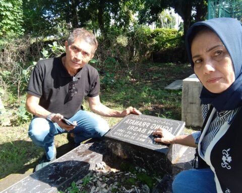 Orang tua ziarah ke makam Agung di Kabupaten Jeneponto/Istimewa