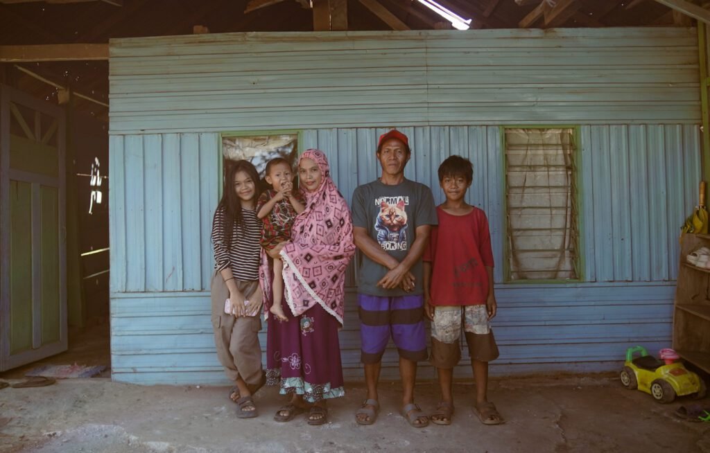 Narti bersama keluarganya. Beberapa hari sebelum merantau ke Kalimantan/Arya Nur Prianugraha untuk Bollo.id.