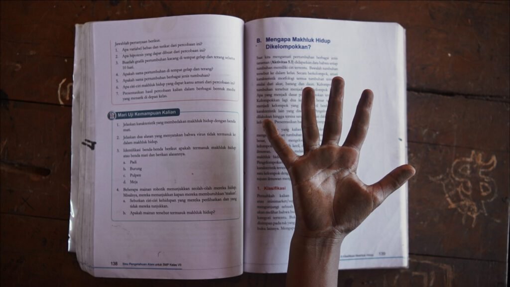 Tangan Baim setelah mengusapkan tangannya di meja SMP Negeri 3 Pajukukang/Arya Nur Prianugraha untuk Bollo.id.