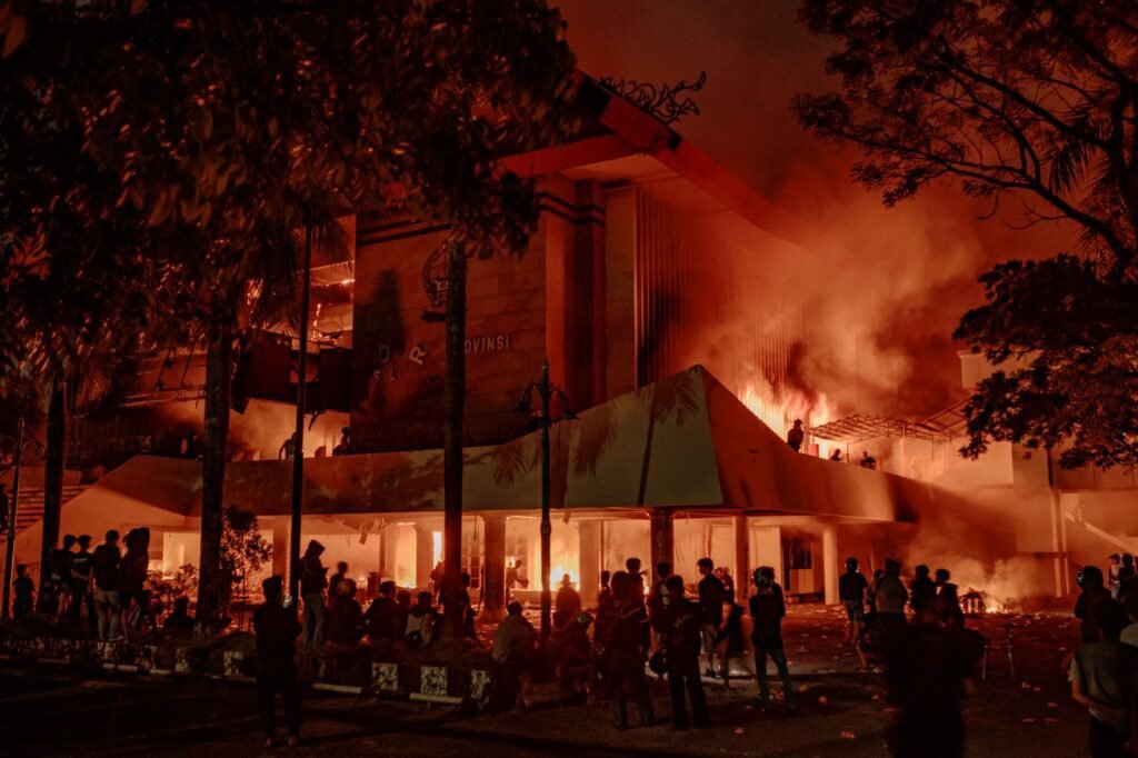 Gedung DPRD Sulsel di Jalan Urip Sumoharjo, terbakar dalam demonstrasi 29 Agustus 2025/Foto: Iqbal Lubis/Bollo.id