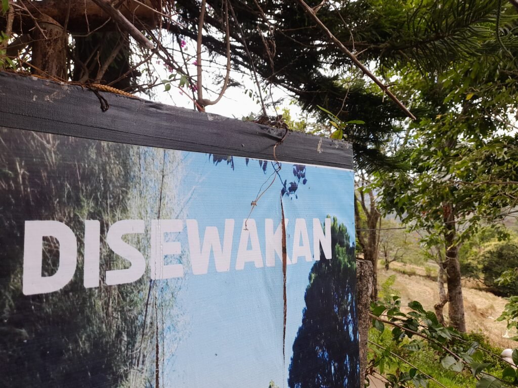 Papan informasi vila disewakan di lingkungan Batulapisi Dalam, Malino/Andi Audia Faiza Nazli Irfan/Bollo.id