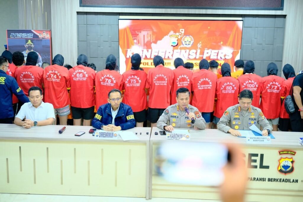 olda Sulsel mengumumkannya saat taklimat media pada Kamis 4 September 2025. Ada 14 orang kala itu yang ditetapkan tersangka, 13 dewasa dan satu anak.