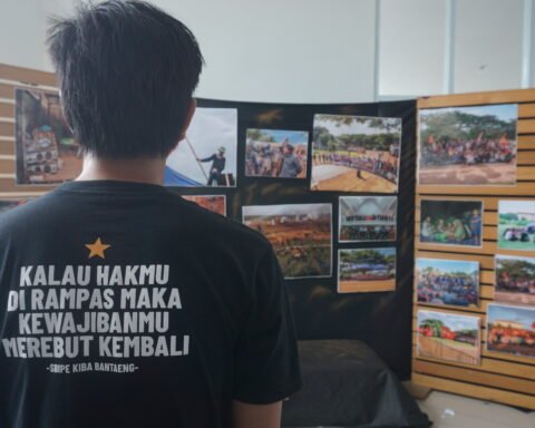 Buruh melihat pameran foto di lokasi Deklarasi SBIPE Bantaeng/Bollo.id