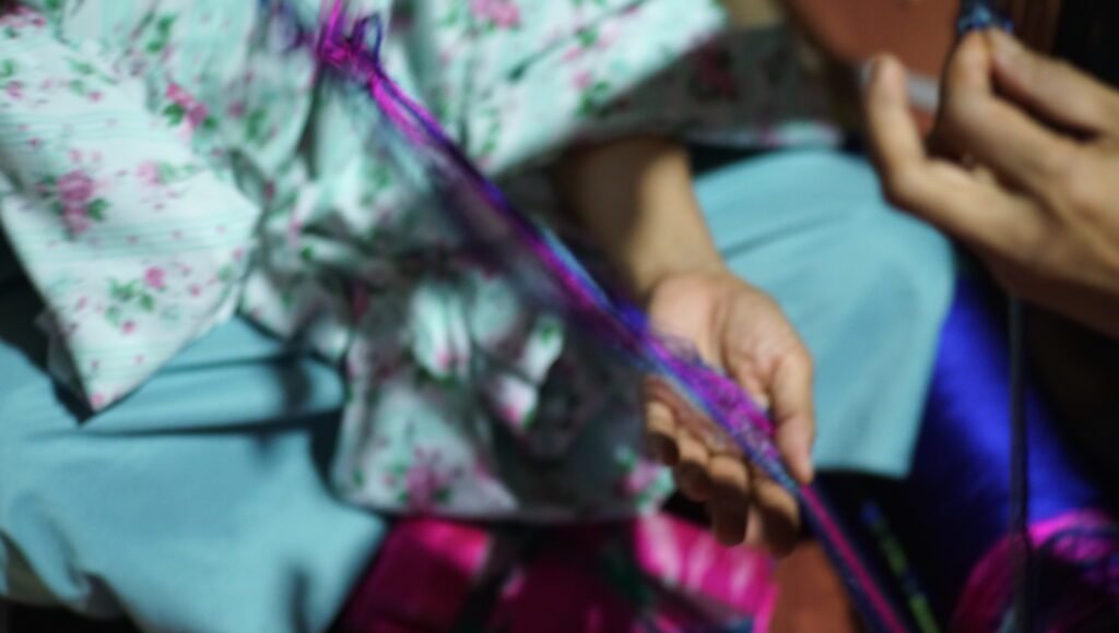 Proses tenun sutra, perempuan di Desa Sempange, Kecamatan Tanasitolo, Kabupaten Wajo/Foto: Dwiki Luckianto Septiawan