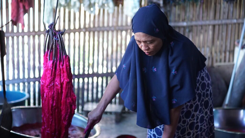 Haji Nare saat memproses sutra sebelum ditenun untuk produksi/Foto: Dwiki Luckianto Septiawan
