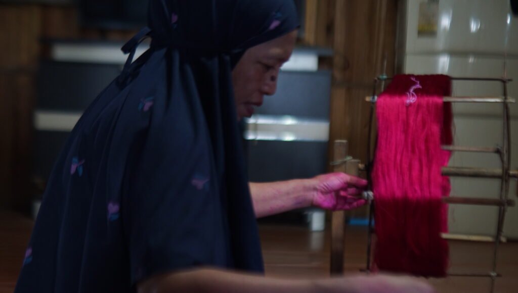 Haji Nare saat memproses sutra untuk diproduksi/Foto: Dwiki Luckianto Septiawan