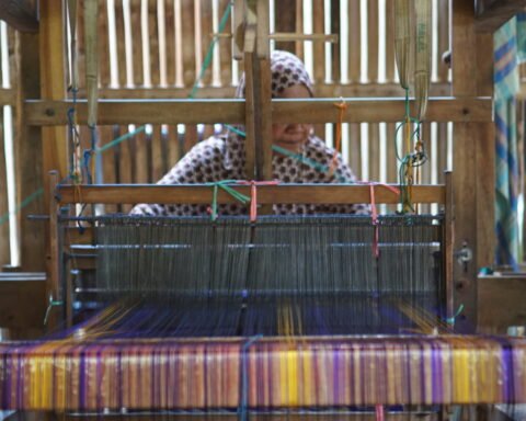 Sutra saat diproses untuk persiapan produksi di Desa Sempange, Kecamatan Tanasitolo, Kabupaten Wajo/Foto: Dwiki Luckianto Septiawan