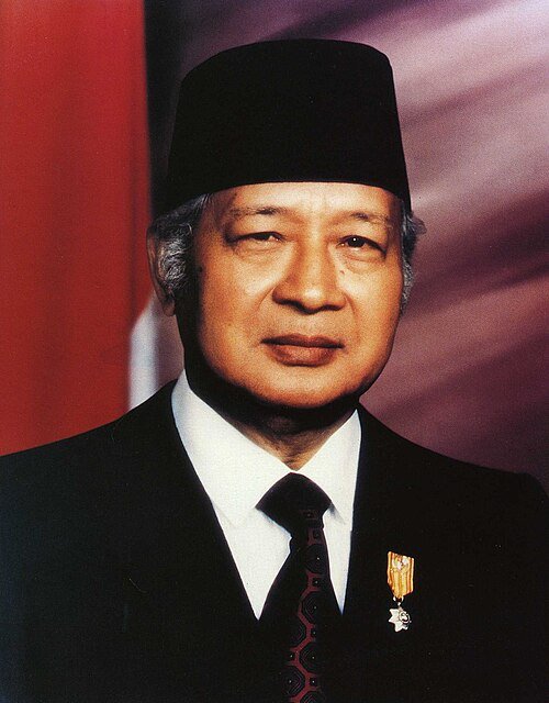 Soeharto, (8 Juni 1921 – 27 Januari 2008) adalah seorang perwira militer dan politikus yang menjabat sebagai Presiden Indonesia kedua. Pemerintahannya selama 31 tahun dan 70 hari membuatnya menjadi presiden dengan masa jabatan terlama dalam sejarah Indonesia/Wikimedia.