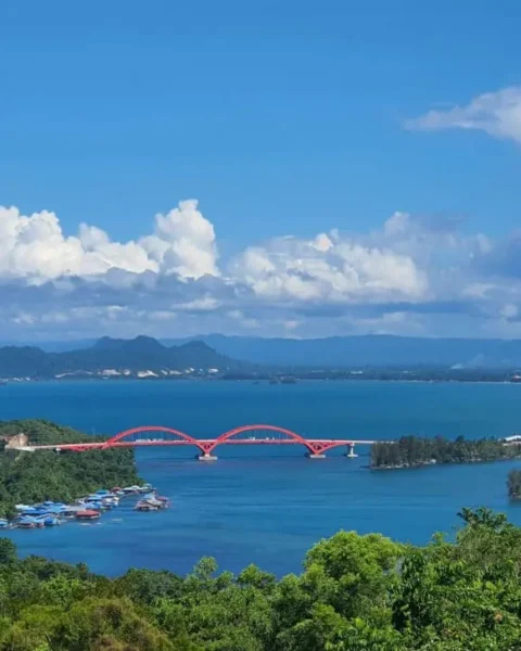 Teluk Yotefa dan Jembatan Merah/Sumber: Lautsehat.id