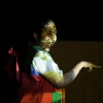 Jaja si ayam tampil dengan ekspresi polos dan ceria. Sambil menunjuk ke arah tertentu, ia seolah sedang menghitung satu per satu pohon yang tumbuh di tanah lapang/Foto: Ahmad Amri Aliyyi/Festival Kala Monolog 2025