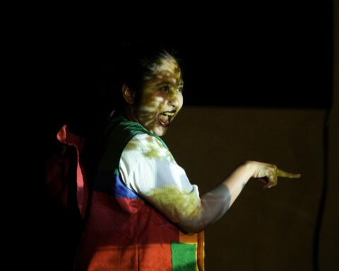 Jaja si ayam tampil dengan ekspresi polos dan ceria. Sambil menunjuk ke arah tertentu, ia seolah sedang menghitung satu per satu pohon yang tumbuh di tanah lapang/Foto: Ahmad Amri Aliyyi/Festival Kala Monolog 2025