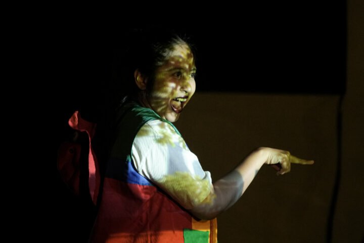 Jaja si ayam tampil dengan ekspresi polos dan ceria. Sambil menunjuk ke arah tertentu, ia seolah sedang menghitung satu per satu pohon yang tumbuh di tanah lapang/Foto: Ahmad Amri Aliyyi/Festival Kala Monolog 2025