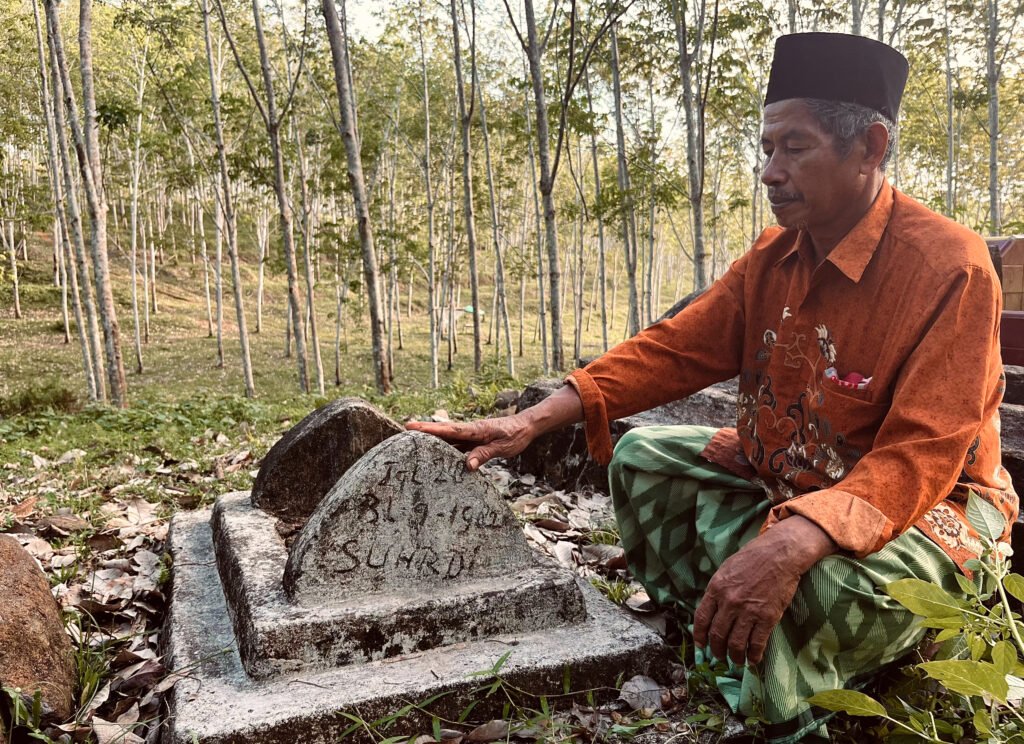 Baba saat mengunjungi makam tua di tengah hamparan perkebunan karet milik PT. Lonsum/Arya Nur Prianugraha untuk Bollo.id