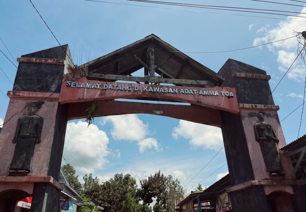 Gapura batas Rambang Seppang dan Rambang Luara di Desa Tanah Toa/Foto: Muh Aidil/Bollo.id