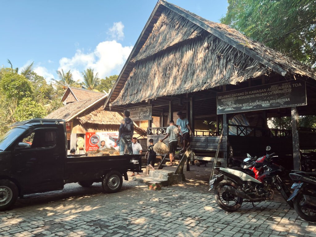 Gerbang batas kawasan Rambang Seppang dan Rambang Luara. Selain menjadi gapura, gerbang ini berfungsi untuk lumbung masyarakat adat menyimpan padi/Foto: Arya Nur Prianugraha untuk Bollo.id