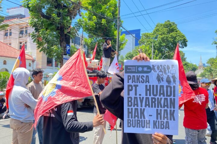 Sejumlah buruh KIBA bersama pendamping hukum dari LBH Makassar berkumpul di depan Pengadilan Negeri Makassar seusai sidang putusan PHI, Senin (3/11/2025). Mereka menyampaikan kekecewaan atas putusan hakim yang menolak gugatan dan dianggap melegalkan sistem kerja 12 jam dengan upah lembur di bawah ketentuan/Foto: LBH Makassar