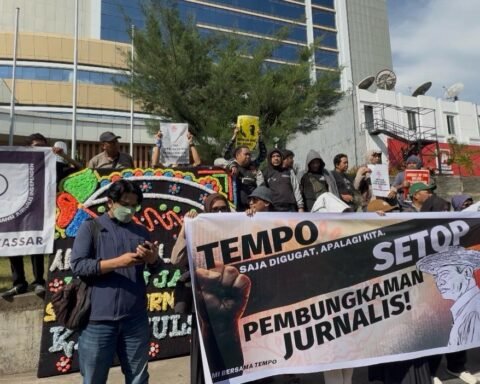 Koalisi Advokasi Jurnalis (KAJ) Sulawesi Selatan bersama Pers Mahasiswa, lembaga independen hingga individu pegiat demokrasi menggelar demonstrasi di depan AAS Building, Jalan Urip Sumoharjo, Makassar, Selasa(2/11/2025)/Foto: Abd Rahman Muchtar untuk Bollo.id
