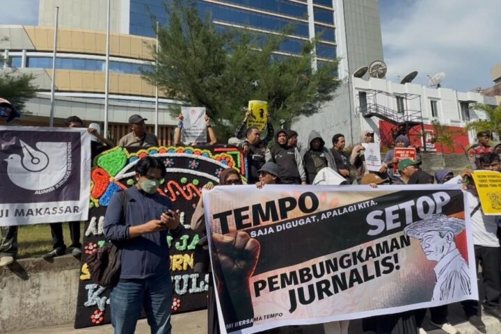 Koalisi Advokasi Jurnalis (KAJ) Sulawesi Selatan bersama Pers Mahasiswa, lembaga independen hingga individu pegiat demokrasi menggelar demonstrasi di depan AAS Building, Jalan Urip Sumoharjo, Makassar, Selasa(2/11/2025)/Foto: Abd Rahman Muchtar untuk Bollo.id