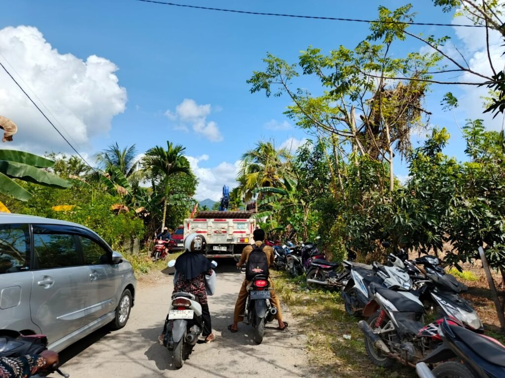 Potret pengendara mengantre, bahkan menepi karena aktivitas alat berat perusahaan Masmindo di jalan sempit/Foto: Eko Rusdianto/Bollo.id
