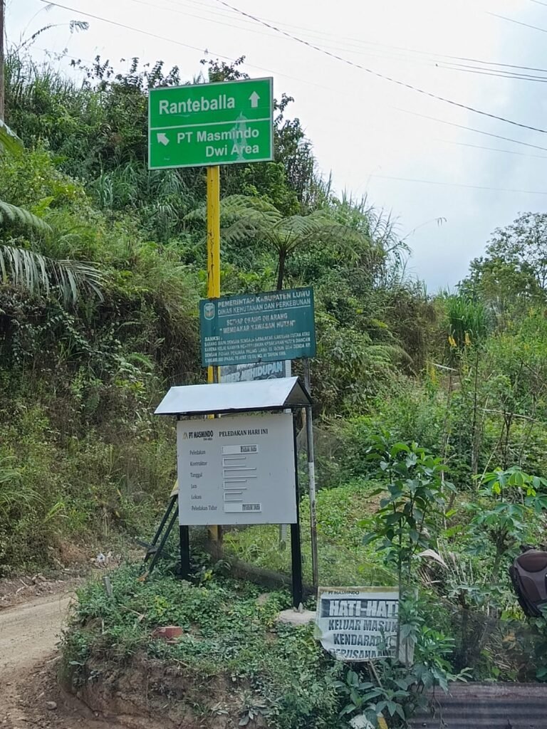Papan penanda, petunjuk arah kawasan aktivitas pertambangan perusahaan Masmindo/Foto: Eko Rusdianto/Bollo.id