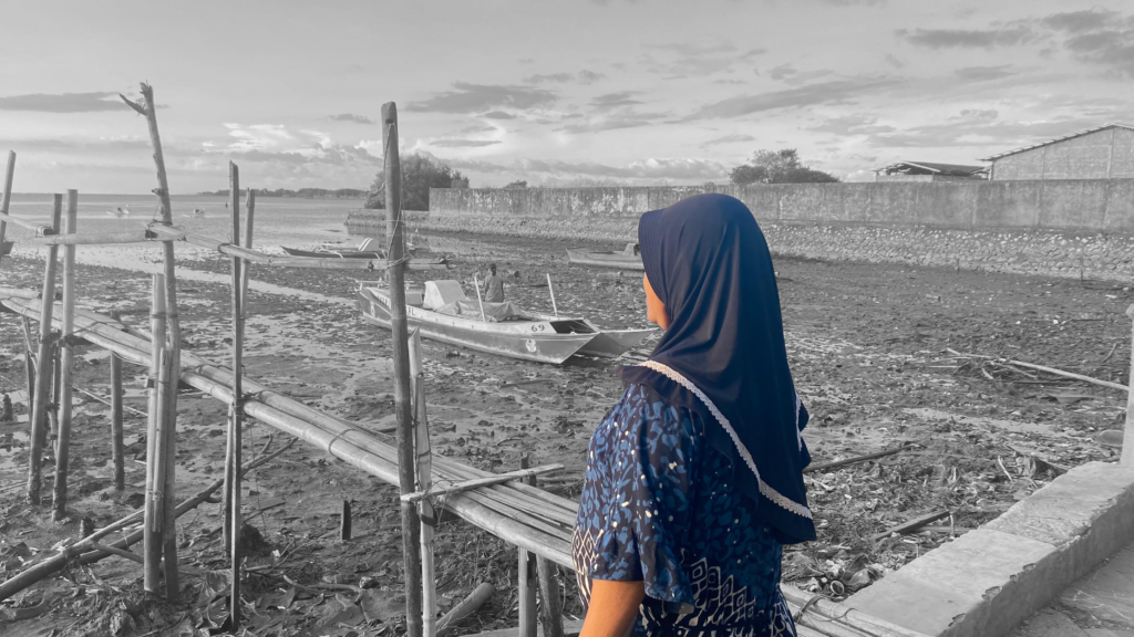 Potret Syamsiah, pencari kerang pesisir Makassar, yang kini hanya bisa memandang lumpur dan sampah di tempat yang dulu kaya akan tude dan kanjappang/Foto: Putri Ayu Lestari