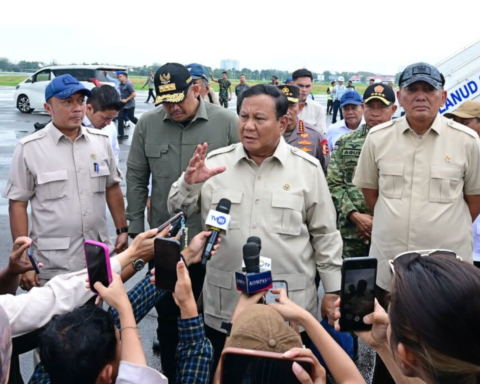 Presiden Prabowo Subianto memberikan keterangannya kepada awak media di Pangkalan TNI AU Soewondo, Kota Medan, Provinsi Sumatra Utara, pada Sabtu, 13 Desember 2025. Foto: BPMI Setpres/Muchlis Jr