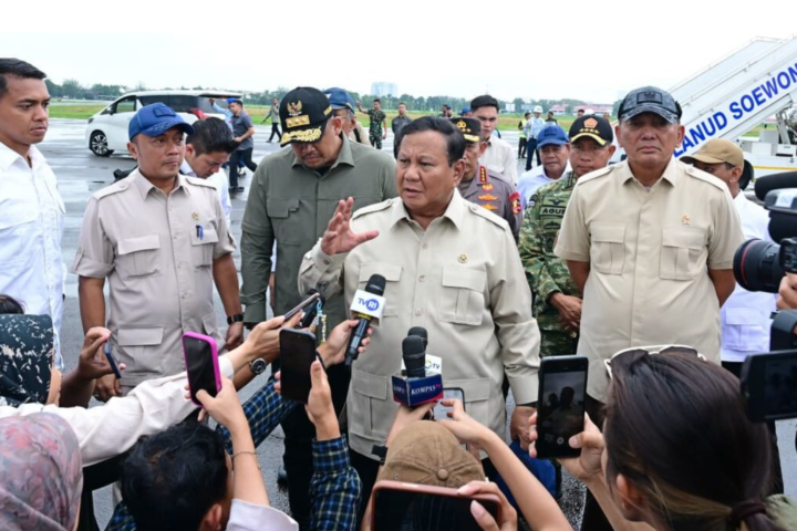 Presiden Prabowo Subianto memberikan keterangannya kepada awak media di Pangkalan TNI AU Soewondo, Kota Medan, Provinsi Sumatra Utara, pada Sabtu, 13 Desember 2025. Foto: BPMI Setpres/Muchlis Jr