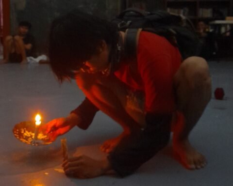 Seorang aktor menyalakan lilin/Foto: Andi Audia Faiza Nazli Irfan
