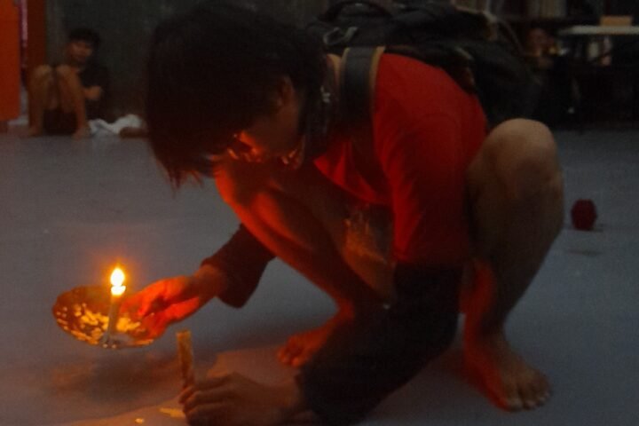 Seorang aktor menyalakan lilin/Foto: Andi Audia Faiza Nazli Irfan