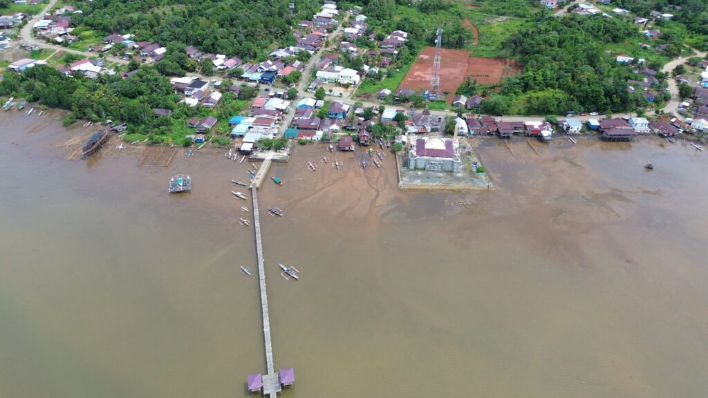 Dermaga Lampia dan pesisir di Desa Harapan Kecamatan Malili, Desember 2025. Foto: Andini/Bollo.id