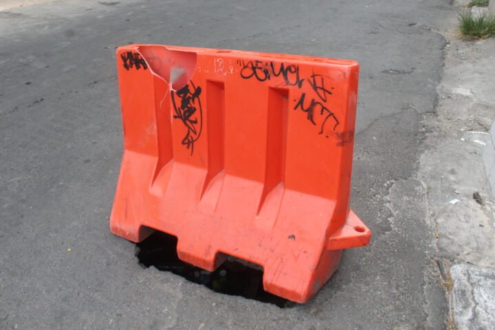 Jalan berlubang di Kota Makassar/Foto: Andi Audia Faiza Nazli Irfan