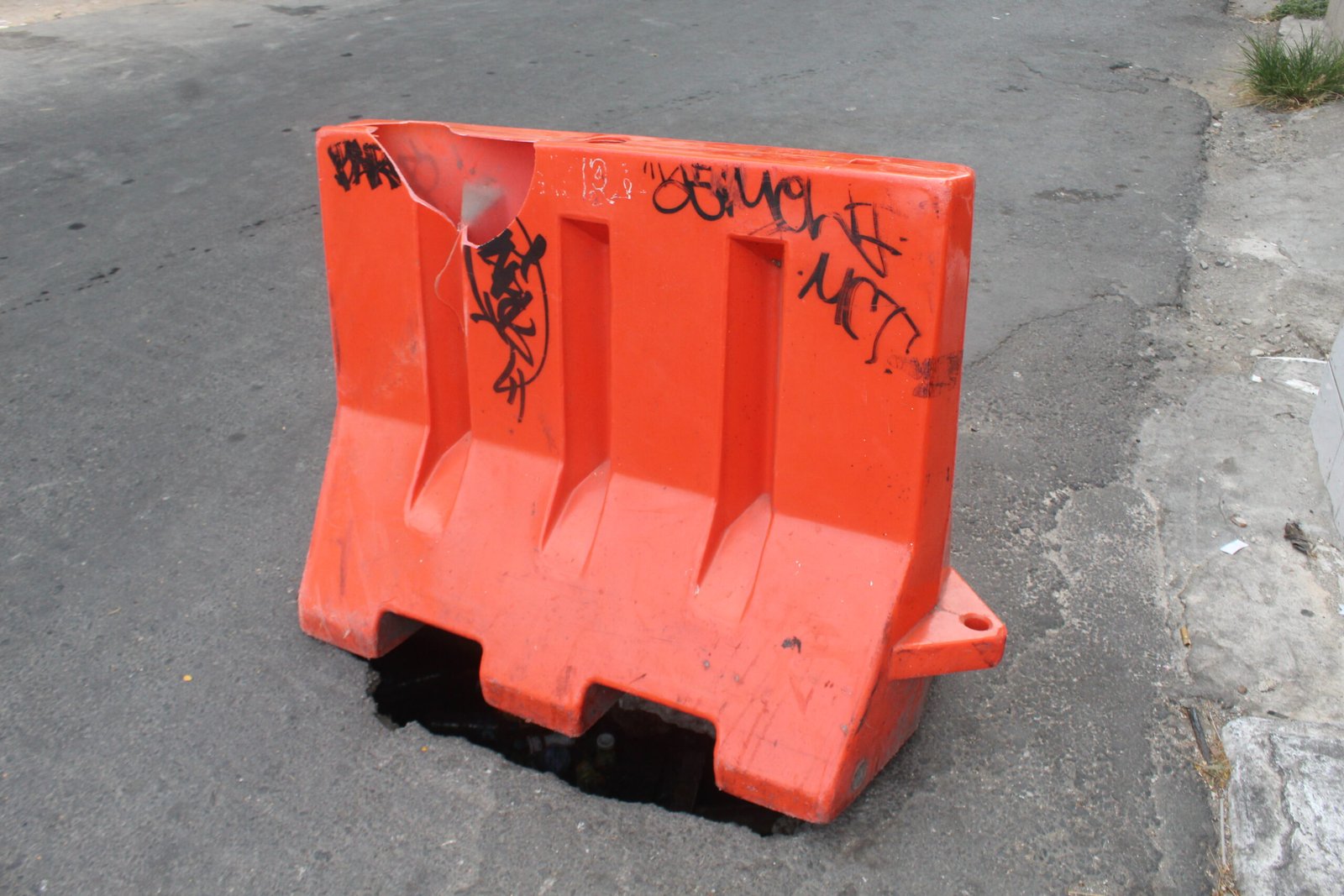 Jalan berlubang di Kota Makassar/Foto: Andi Audia Faiza Nazli Irfan